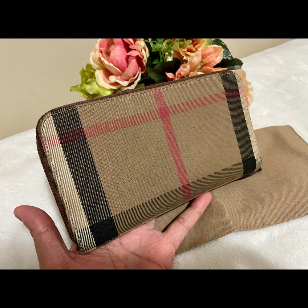 ✨BURBERRY zip wallet✨ - Picture 4 of 14